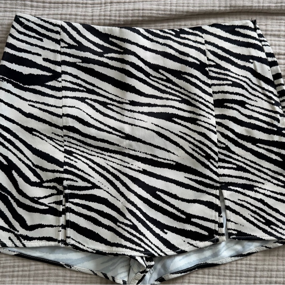 Zara Black and White Zebra Print Skorts